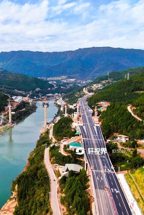 俯瞰镇广高速王坪至通江段