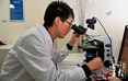 “诸葛工匠” 何京钟用显微镜观察
