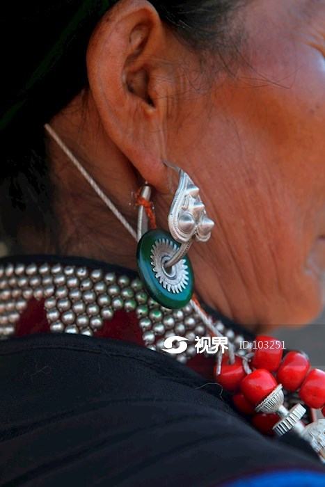 彝族妇女耳环