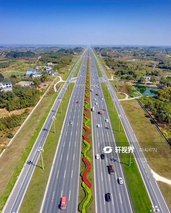 航拍天府大道南延线的春色