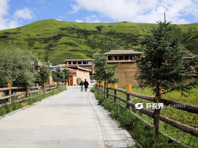 阿坝县神座美丽乡村民居夏季景色