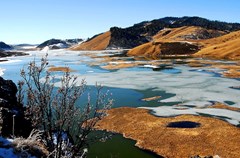 凉山为川西南山地的一部分，地势西北高、东南低，境内地貌复杂多样，高山、深谷、平原、盆地、丘陵相互交错。由于地形的多样性，凉山彝族自治州内各地都明显呈现出立体气候：高海拔地区是冰雪寒冷，低海拔地区则是阳光温暖，形成高度上的“冰火两重天”；北边冷南边暖，西边寒东边温，这是经纬度上的“冰火两重天”。