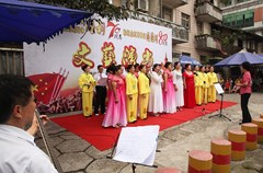 为隆重纪念中国人民抗日战争暨反法西斯战争胜利70周年和红军长征过泸州80周年，9月2日，四川省泸州市纳溪区安富街道沙嘴码头文化广场，该区老年大学合唱团、纳溪老歌乐队和纳溪书法家协会、纳溪摄影家协会、集邮爱好者等民间文化组织自发组织了一系列纪念抗战活动。