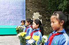 6月23日，松潘县在县城南门瓮城遗址举行祭奠松潘大轰炸遇难同胞暨纪念抗战胜利70周年活动。10多位松潘大轰炸惨案亲历者、松潘大轰炸赴日索赔团代表、松潘县干部群众学生代表等600余人向在松潘大轰炸中的遇难同胞致哀，拉响防空警报警醒人们牢记历史、不忘过去、珍惜和平、奋发图强。