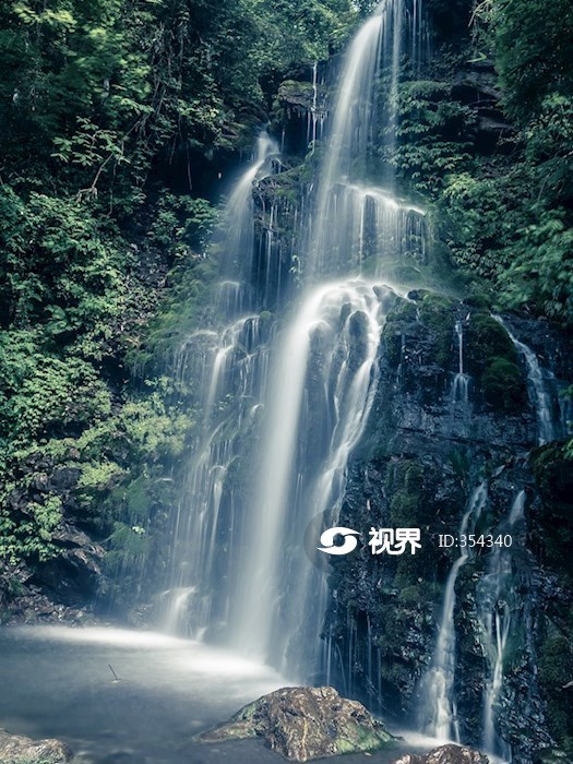 卧龙谷瀑布群 图片