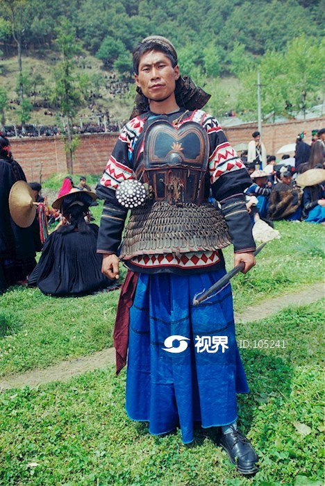彝族武士特写