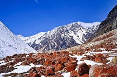 行走在四川甘孜藏族自治州、阿坝藏族羌族自治州境内，时不时会在一些河滩上看见色彩艳丽的红色石头，极具规模。千万别以为这是有人误将油漆泼洒在石头上所致，其实这是一种自然生态现象。