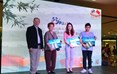 泰国旅行社协会会长李朝文为获奖嘉宾颁奖