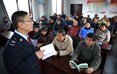 谢伟在村法制辅导站给村民辅导法律知识。