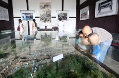 　　9月5日，泸州市爱国主义教育基地——护国战争棉花坡战役指挥部旧址热闹非凡，游客众多，他们游览参观，了解棉花坡战役的历史。