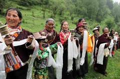 农历五月初五是端午节。两千多年来，端午节一直是一个多民族的全民健身、防疫祛病、避瘟驱毒、祈求健康的民俗佳节。这一天同时也是藏历五月初五，在文化逐渐多元、信息日益丰富的今天，若尔盖最偏远的小小纯藏族寨子，人口不足200人，24户人家的百姓，至今依然以自己最原始的方式过着五月初五的端午节——用于祈福消灾消难的“度炯”节。严格的按照“度炯”即“驱邪、避瘟、驱毒”进行着各种最具特色的传统仪式。