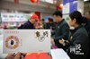 四川内江：《庚子年》生肖邮票发行 市民排队抢购