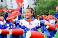 2015年5月28日下午，四川省华蓥市安丙小学(原永兴小学)的少先队员汇集在操场上,表演该校颇有特色的传统文体项目腰鼓，在咚咚鼓声中喜迎“六一”国际儿童节来临。