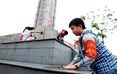小队员在为“华蓥山游击队革命烈士纪念碑”打扫清洁。