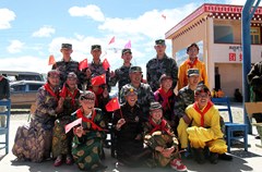 6月1日是国际儿童节，在海拔4100余米的“世界高城”理塘县村戈乡小学里，学生们身着藏族特色节日盛装，踏着《小苹果》欢快的节奏，与理塘兵站官兵一起共庆节日，一派欢歌笑语。