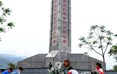 在“华蓥山游击队革命烈士纪念碑”前，阳和小学的“红领巾护碑队”与当地民兵在开展祭扫活动，缅怀先烈。