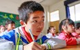 4月27日，四川省华蓥市双河二小四年级三班享受教育扶贫政策兜底的贫困学生吉鹏，在课堂上认真作笔记。