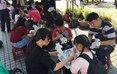 家长们与孩子一起，共同沉浸在DIY的创作乐趣中，用手中的水彩笔描绘自己心目中的熊猫。