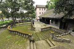 　　张大千故居是中国当代知名艺术家张大千在祖国大陆的最后居所，也是成都主城区仅存的、最重要的名人故居。