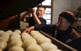 84岁的王启珍老人经常还看看儿子做的毛豆腐发酵情况。