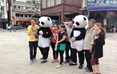 四川的大熊猫永远是台湾民众的最爱，纷纷与大熊猫人偶合影