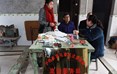四川省泸州市龙马潭区法律援助中心的工作人员在特兴镇河湾村32社独居老人李泽成家里为其提供赡养案件的法律援助。