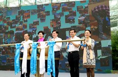 由国家旅游局主办的“蓝丝带”擦亮天路文明旅游公益活动在成都金沙遗址博物馆正式启动。此次活动同时也是2016国家旅游局“为中国加分”文明旅游公益行动第三季度主题活动。