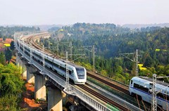        成都作为丝绸之路经济带和长江经济带的结合点，是国家新一轮向西开发开放的枢纽城市。随着更多高速公路、高速铁路、航空线路投入使用，成都已悄然成为贯通南北、连接东西、通江达海的西部综合交通枢纽。
       从7月1日起，成都铁路局执行新的列车运行图，西南动车组喜添“新成员”—— 17对出川动车组的开行将拉近成都、重庆与我国东、中部发达城市之间的时空距离，出川旅客将拥有旅行时间更短、服务更优质、乘车体验更舒适的新的出行选择。沪汉蓉铁路也在7月1日起投运，从此成都到上海仅需要15小时。