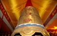 雅安金凤寺，距今已有1300多年历史。图为寺内巨大的铜钟。