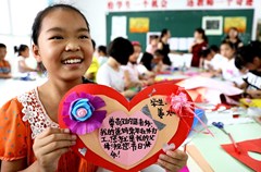 　　第31个教师节来临，四川省华蓥市双河二小的学生将自己用废弃物品亲手制作的贺卡等礼物送给老师，表达感恩之情。