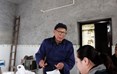 四川省泸州市龙马潭区法律援助中心的工作人员在特兴镇河湾村32社独居老人李泽成家里为其提供赡养案件的法律援助。