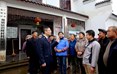 碧峰村的村民们在村委会向本村“第一书记”谢伟咨询相关法律知识。