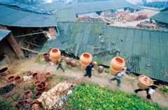 桂花土陶制作起源于明代，彭州桂花镇的传统制陶工艺有着400多年的历史，这里气候温和、雨量充沛、土质细腻，非常适宜晾晒陶坯。